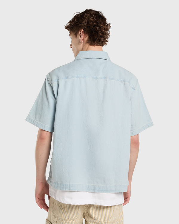 Dickies Denim Shirt SS Lichtblauw achterkant rug model