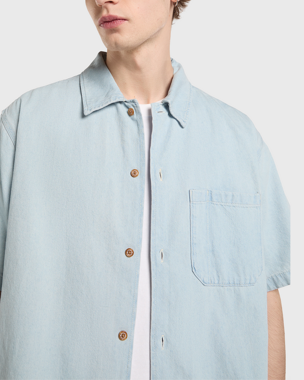 Dickies Denim Shirt SS Lichtblauw close up met model