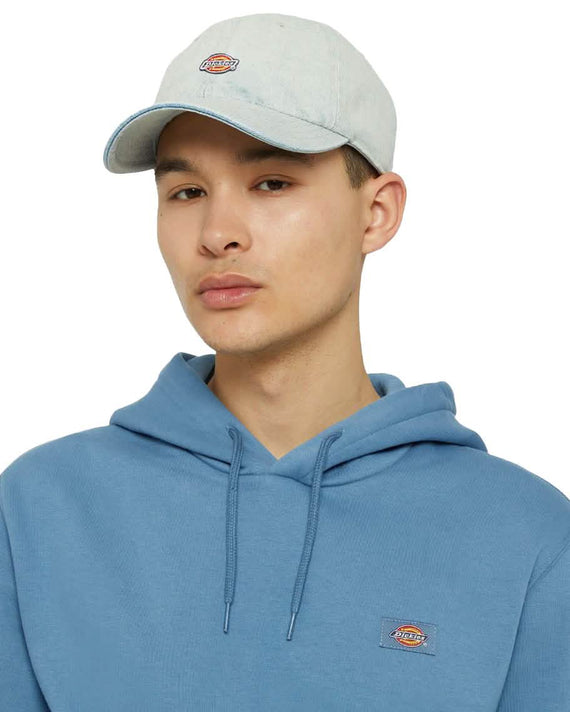 Dickies-Hardwick-Denim-6-Panel-Baseballcap-Light-blue-With-Male-Model