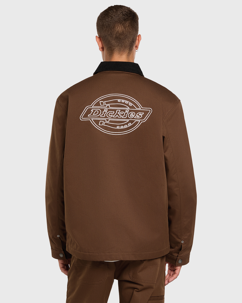 Dickies Union Barn Jacket Bruin vooraanzicht met model