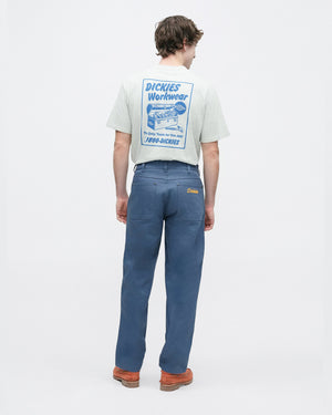 Dickies Wellsville Loose Tapered Twill Pants Indigo achterkant met model dickies letters geel