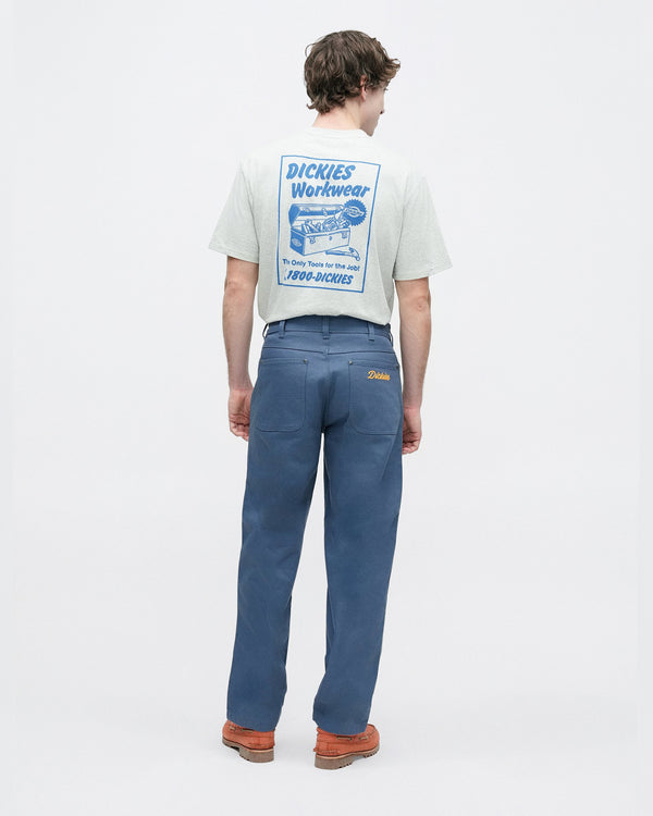Dickies Wellsville Loose Tapered Twill Pants Indigo achterkant met model dickies letters geel