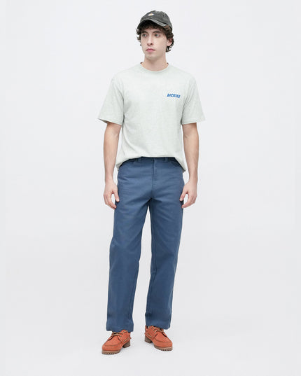 Dickies Wellsville Loose Tapered Twill Pants Indigo met model voorkant aanzicht