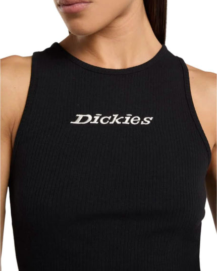 Dickies Rib Top ingezoomd op logo op model