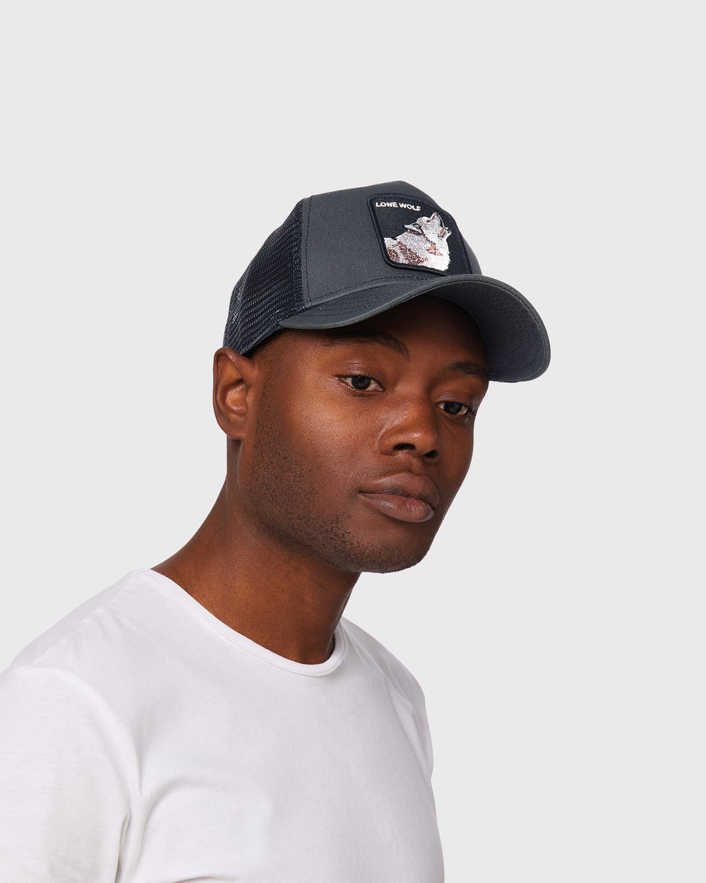Goorin The Lone Wolf Trucker Cap Zwart zijaanzicht met print van wolf