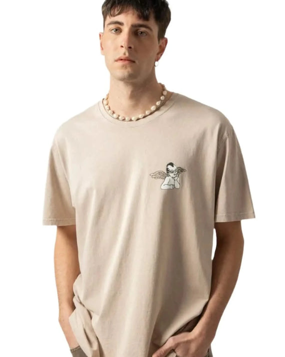 Kaotiko Washed The Black Cat T-shirt op een model