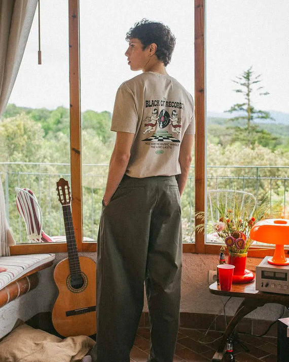 Kaotiko Washed The Black Cat T-shirt van de achterkant op een model