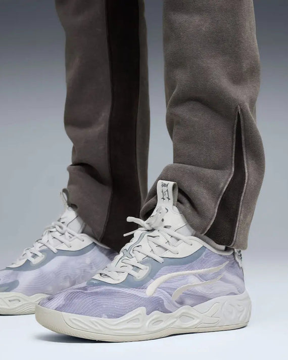 Puma MB.04 Team LaMelo Ball Basketbalschoen Grijs close up on feet 