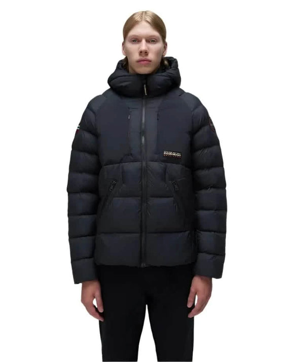 Napapijri_Moesa_Pufferjack_Zwart_voorkant_model_zonder_capuchoun
