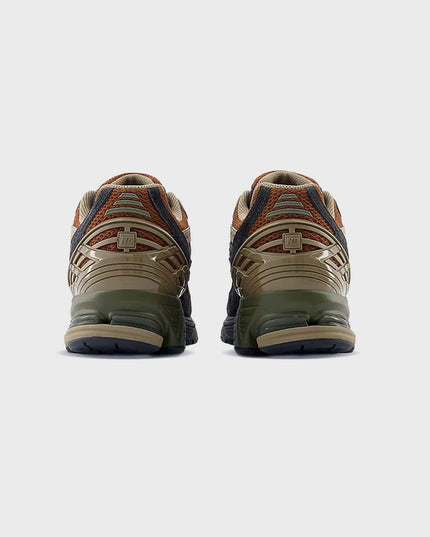 New Balance 1906 Sneaker Bruin achteraanzicht