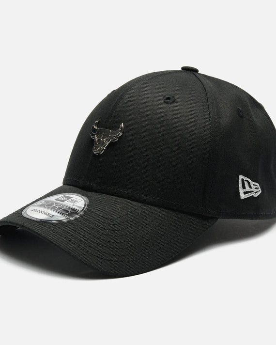 New Era 9forty Adjustable Pin Logo Chicago Bulls Cap Zwart/Zwart