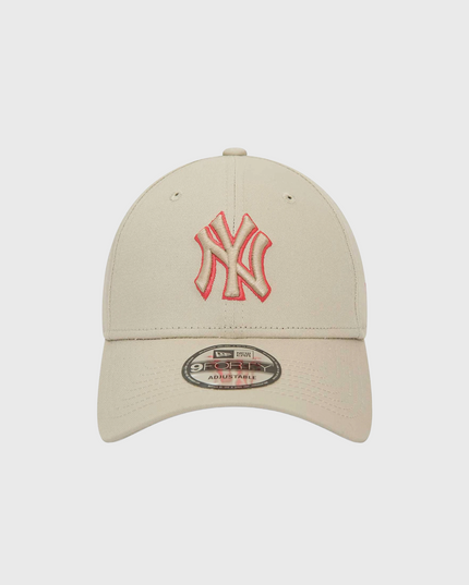 New York Yankees League Essential 9Forty Adjustable Cap Beige Oranje vooraanzicht