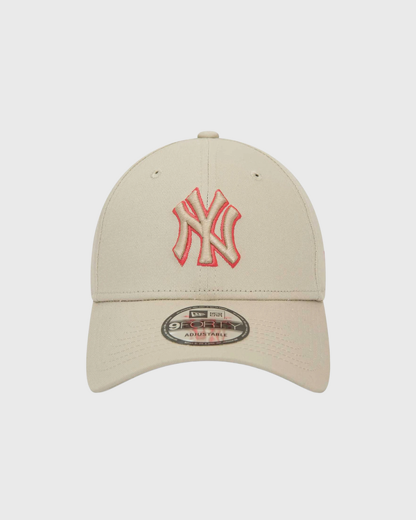 New York Yankees League Essential 9Forty Adjustable Cap Beige Oranje vooraanzicht