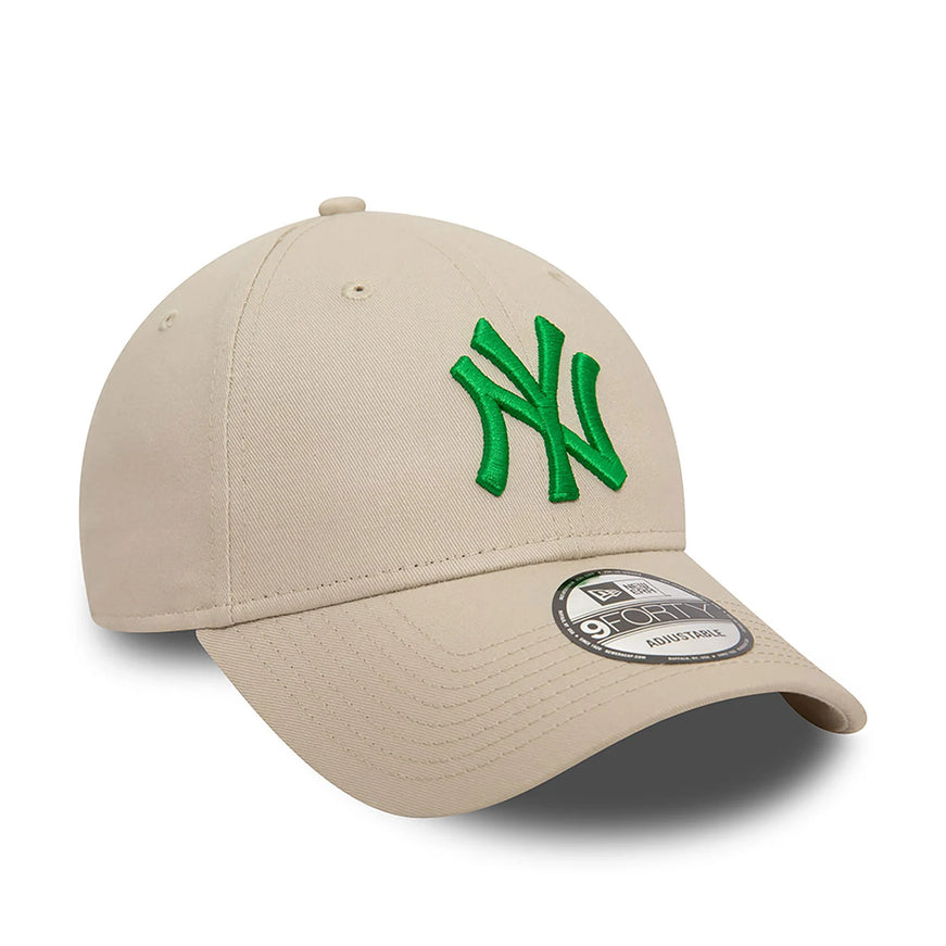 New York Yankees League Essential 9Forty Adjustable Cap Green Beige