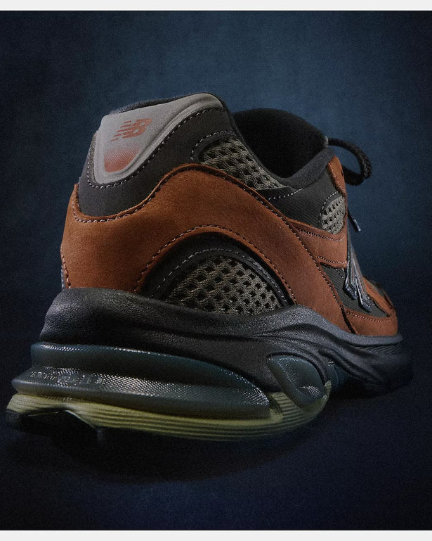 New Balance 2010 Sneaker Bruin Zwart close up actheraanzicht