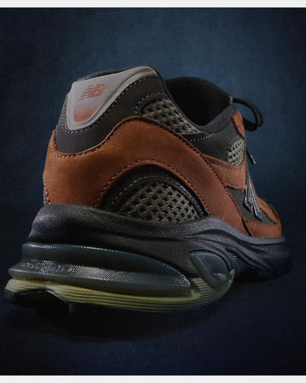 New Balance 2010 Sneaker Bruin Zwart close up actheraanzicht
