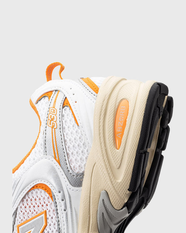 New balance 530 EB oranje paar closeup zijkant hiel