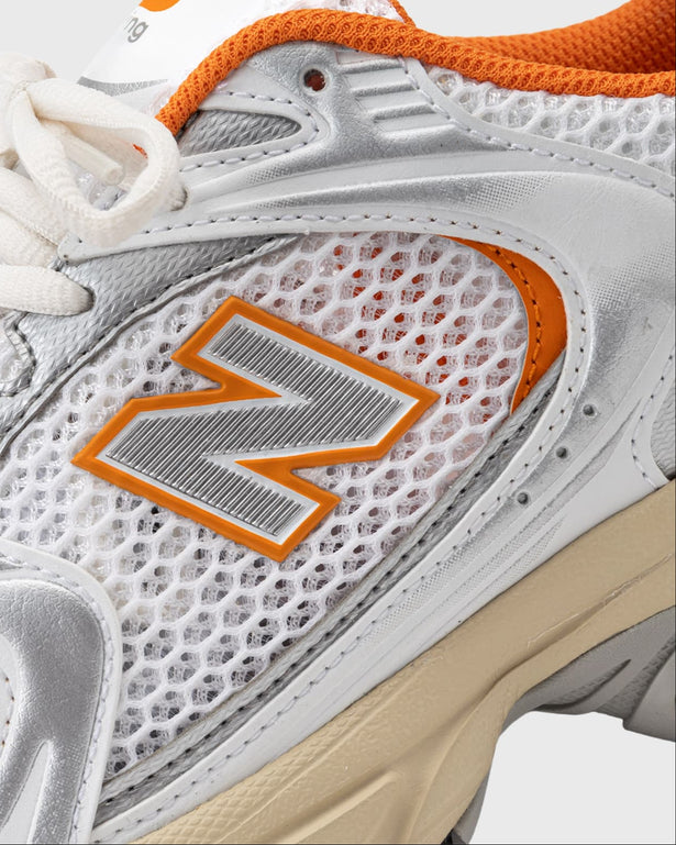 New balance 530 EB oranje close-up