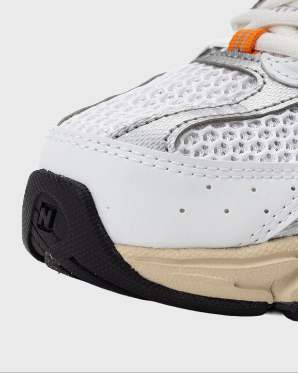 New balance 530 EB oranje close up neus