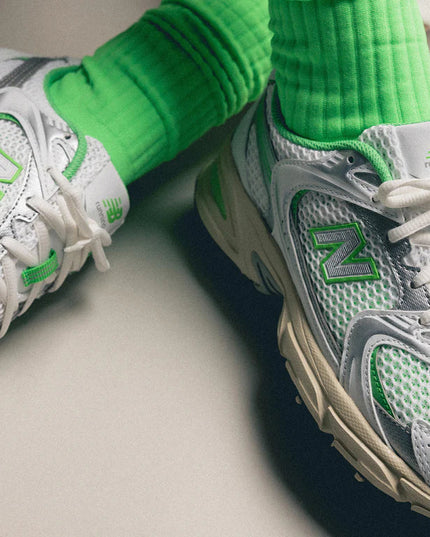 New_Balance_530_EC_Sneaker_Wit_Groen_2 close up on feet green sock
