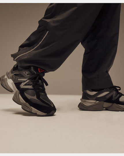 New Balance 9060 Sneaker Zwart Lichtgrijs zijaanzicht