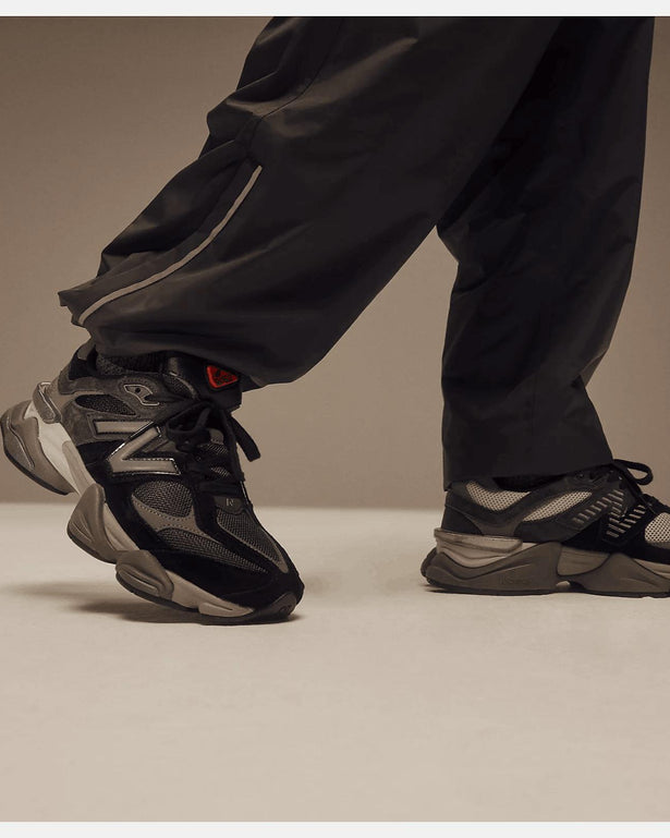 New Balance 9060 Sneaker Zwart Lichtgrijs zijaanzicht