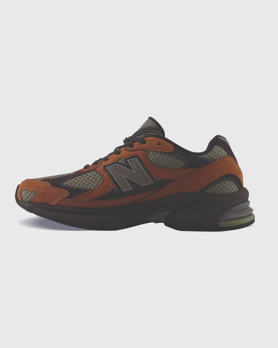 New Balance 2010 Sneaker Bruin Zwart Logo zijkant links