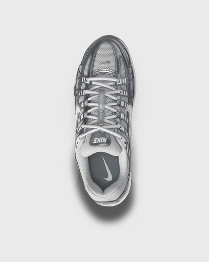 Nike P-6000 sneaker in wit en zilver met retro hardloopdesign, ademend mesh bovenwerk en comfortabele demping. Verkrijgbaar bij Burned Sports Den Bosch, dé specialist in sneakers, basketbal- en sportartikelen.