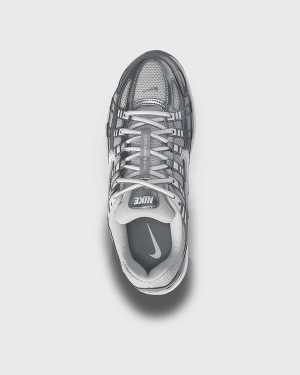 Nike P-6000 sneaker in wit en zilver met retro hardloopdesign, ademend mesh bovenwerk en comfortabele demping. Verkrijgbaar bij Burned Sports Den Bosch, dé specialist in sneakers, basketbal- en sportartikelen.