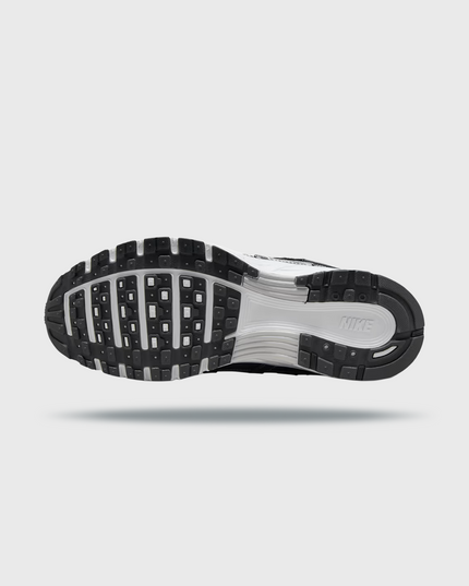 Nike P-6000 sneaker in wit en zilver met retro hardloopdesign, ademend mesh bovenwerk en comfortabele demping. Verkrijgbaar bij Burned Sports Den Bosch, dé specialist in sneakers, basketbal- en sportartikelen.