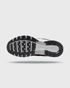 Nike P-6000 sneaker in wit en zilver met retro hardloopdesign, ademend mesh bovenwerk en comfortabele demping. Verkrijgbaar bij Burned Sports Den Bosch, dé specialist in sneakers, basketbal- en sportartikelen.