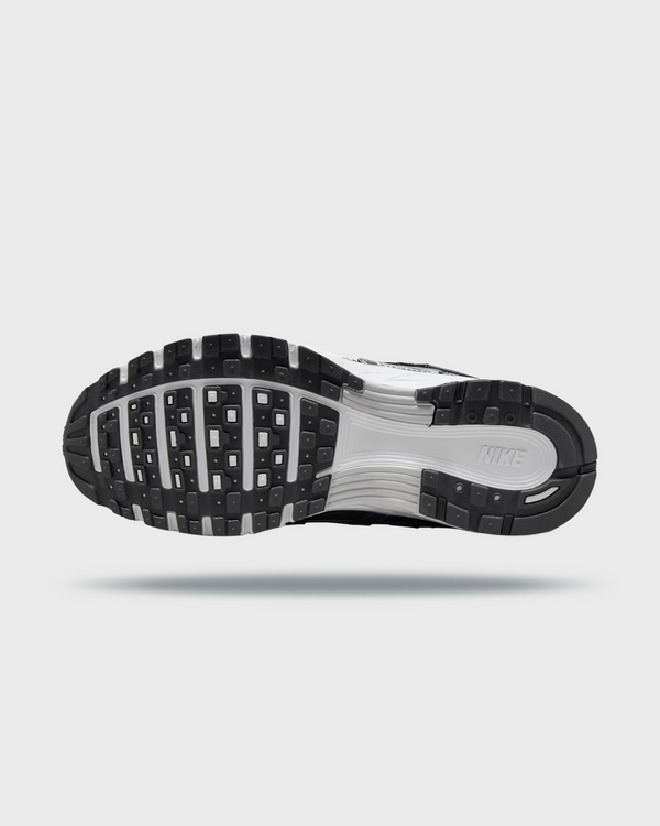 Nike P-6000 sneaker in wit en zilver met retro hardloopdesign, ademend mesh bovenwerk en comfortabele demping. Verkrijgbaar bij Burned Sports Den Bosch, dé specialist in sneakers, basketbal- en sportartikelen.