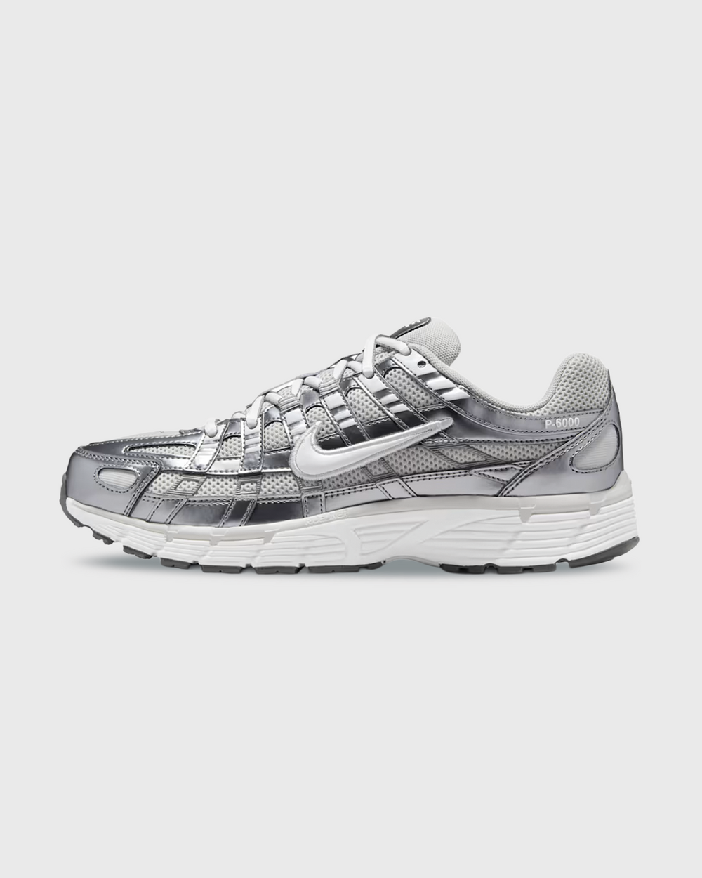 Nike P-6000 sneaker in wit en zilver met retro hardloopdesign, ademend mesh bovenwerk en comfortabele demping. Verkrijgbaar bij Burned Sports Den Bosch, dé specialist in sneakers, basketbal- en sportartikelen.
