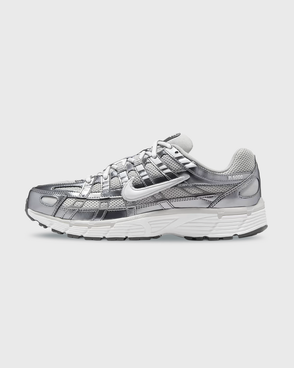 Nike P-6000 sneaker in wit en zilver met retro hardloopdesign, ademend mesh bovenwerk en comfortabele demping. Verkrijgbaar bij Burned Sports Den Bosch, dé specialist in sneakers, basketbal- en sportartikelen.