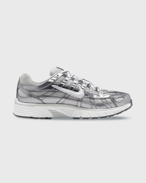 Nike P-6000 sneaker in wit en zilver met retro hardloopdesign, ademend mesh bovenwerk en comfortabele demping. Verkrijgbaar bij Burned Sports Den Bosch, dé specialist in sneakers, basketbal- en sportartikelen.