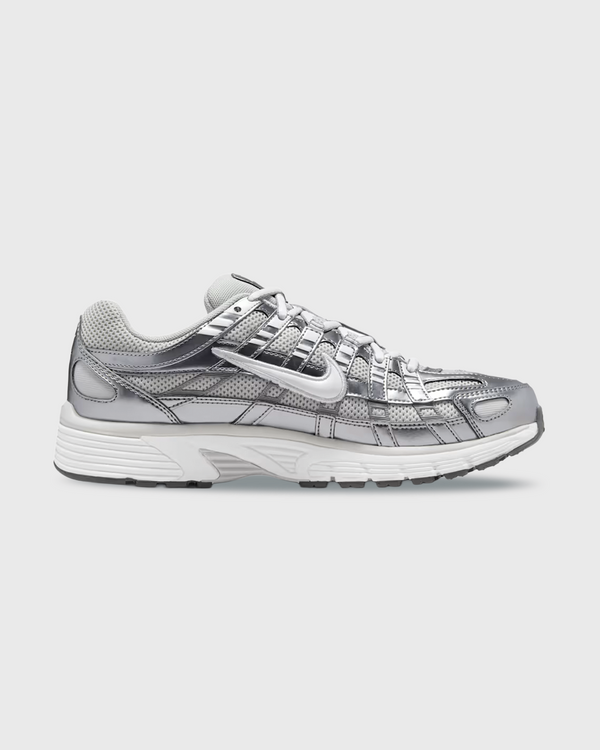 Nike P-6000 sneaker in wit en zilver met retro hardloopdesign, ademend mesh bovenwerk en comfortabele demping. Verkrijgbaar bij Burned Sports Den Bosch, dé specialist in sneakers, basketbal- en sportartikelen.