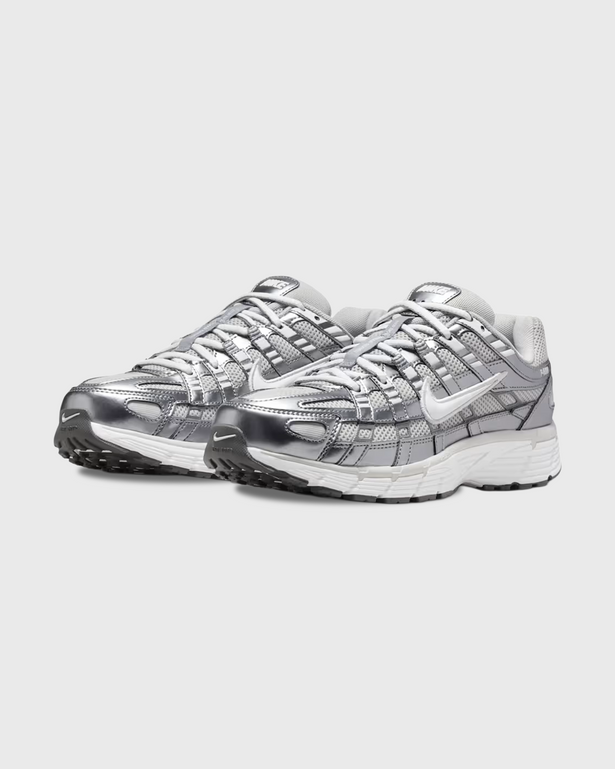 Nike P-6000 sneaker in wit en zilver met retro hardloopdesign, ademend mesh bovenwerk en comfortabele demping. Verkrijgbaar bij Burned Sports Den Bosch, dé specialist in sneakers, basketbal- en sportartikelen.
