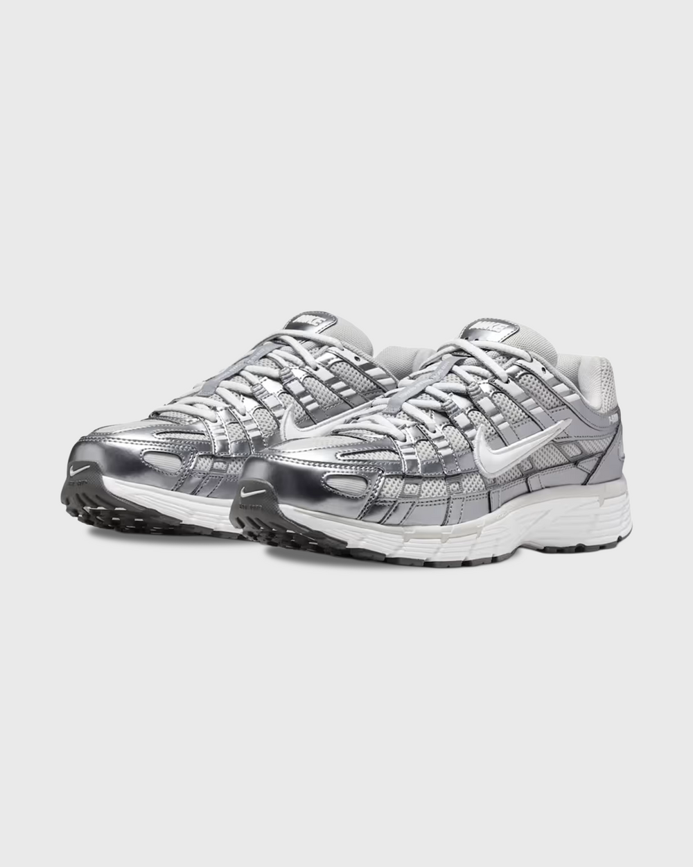 Nike P-6000 sneaker in wit en zilver met retro hardloopdesign, ademend mesh bovenwerk en comfortabele demping. Verkrijgbaar bij Burned Sports Den Bosch, dé specialist in sneakers, basketbal- en sportartikelen.
