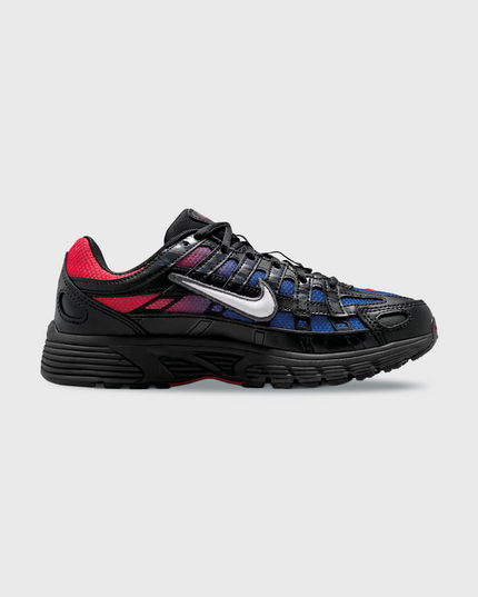 Nike P-6000 sneaker in zwart met blauw-rode fade, geïnspireerd op de hardloopstijl van de jaren 2000. Voorzien van ademend mesh, overlays van synthetisch materiaal en comfortabele demping. Verkrijgbaar bij Burned Sports in Den Bosch, specialist in sneakers, basketbal- en sportartikelen.