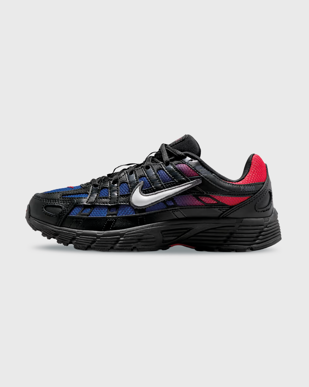 Nike P-6000 sneaker in zwart met blauw-rode fade, geïnspireerd op de hardloopstijl van de jaren 2000. Voorzien van ademend mesh, overlays van synthetisch materiaal en comfortabele demping. Verkrijgbaar bij Burned Sports in Den Bosch, specialist in sneakers, basketbal- en sportartikelen.

