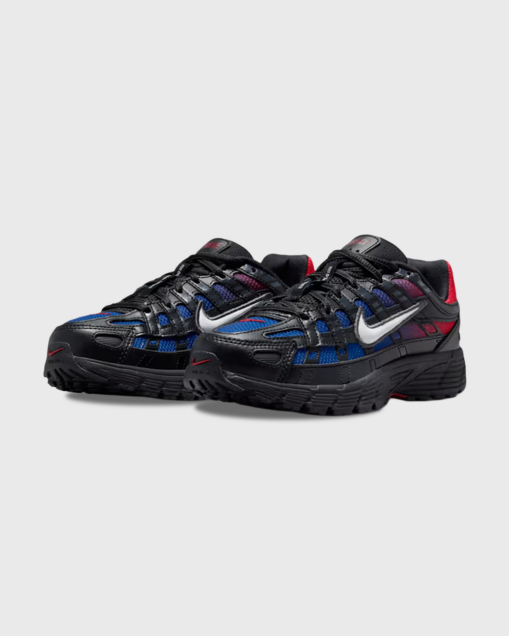 Nike P-6000 sneaker in zwart met blauw-rode fade, geïnspireerd op de hardloopstijl van de jaren 2000. Voorzien van ademend mesh, overlays van synthetisch materiaal en comfortabele demping. Verkrijgbaar bij Burned Sports in Den Bosch, specialist in sneakers, basketbal- en sportartikelen.
