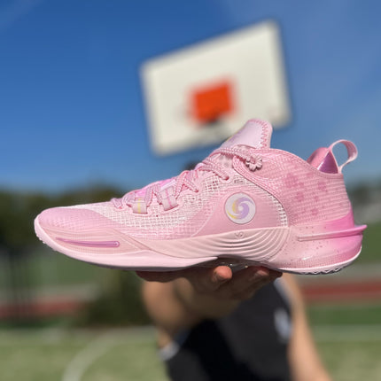 PEAK Flash 6 Basketbalschoen Roze dat word vastgehouden