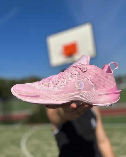 PEAK Flash 6 Basketbalschoen Roze dat word vastgehouden