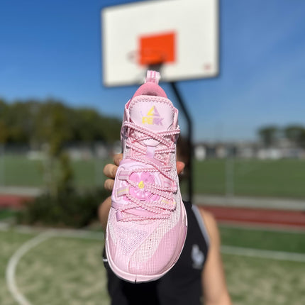 PEAK Flash 6 Basketbalschoen Roze Bovenaanzicht word vastgehouden door man