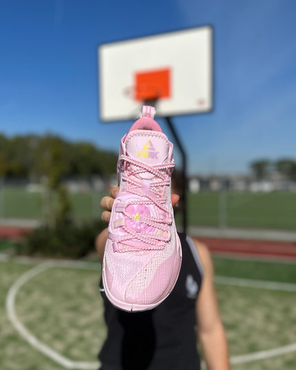 PEAK Flash 6 Basketbalschoen Roze Bovenaanzicht word vastgehouden door man
