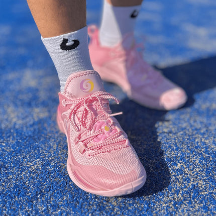 PEAK Flash 6 Basketbalschoen Roze Met burned sokken bovenaanzicht on feet model