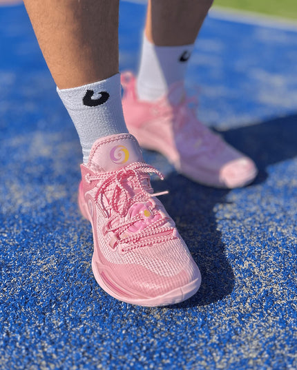 PEAK Flash 6 Basketbalschoen Roze Met burned sokken bovenaanzicht on feet model