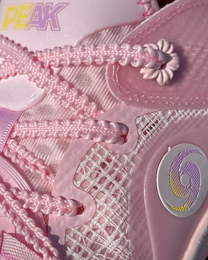 PEAK Flash 6 Basketbalschoen Roze Met burned sokken bovenaanzicht close up 
