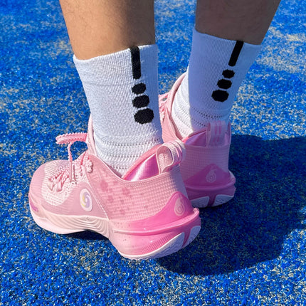 PEAK Flash 6 Basketbalschoen Roze Modellen foto on feet met burned sokken