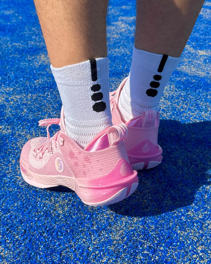 PEAK Flash 6 Basketbalschoen Roze Modellen foto on feet met burned sokken